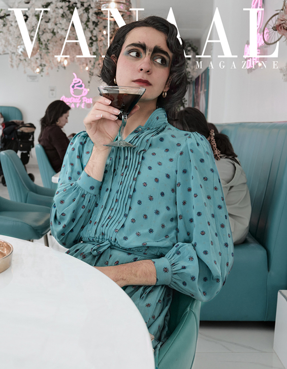 Fotografía de una mujer en un restaurante, bebiendo vino.